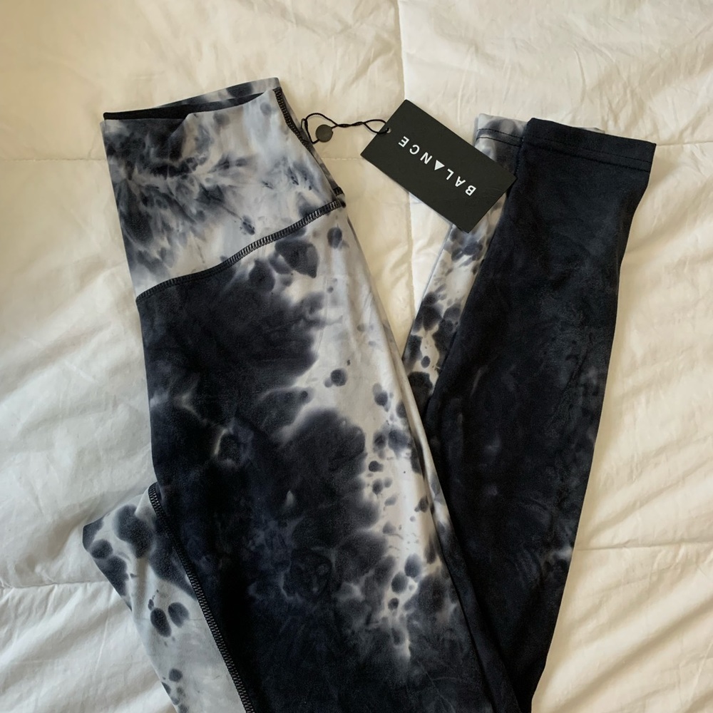 Black tie dye balance athletica cloud leggings
